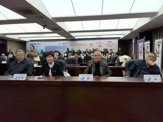同桌扒开奶罩吃奶捏胸